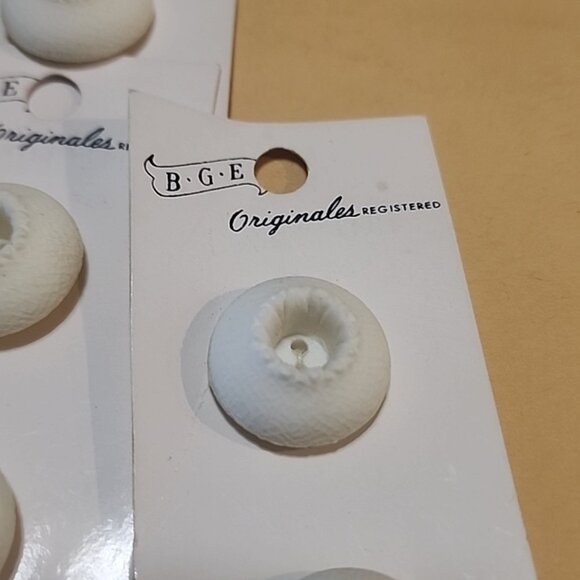 Vintage BGE ORIGINALS White Plastic Buttons Made In Japan Lot 10 On Cards - Picture 4 of 6